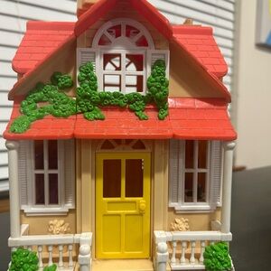 Mattel Red Roof Dollhouse with Yellow Door and Green Vines